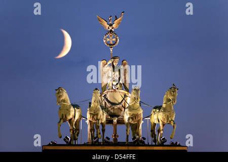 Berlino, Germania, la Quadriga di nastro Burger porta con mezzaluna in background Foto Stock