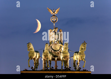 Berlino, Germania, la Quadriga di nastro Burger porta con mezzaluna in background Foto Stock