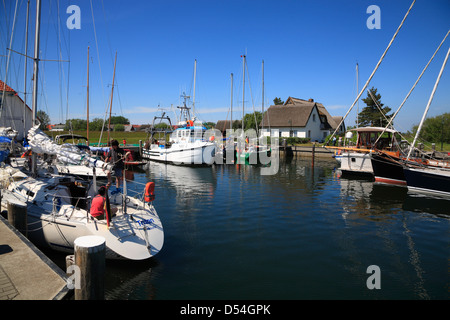 Isola di Hiddensee, barche a vela in Neuendorf Harbour, Meclemburgo-Pomerania, Germania Foto Stock