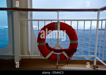 Mv midnatsol lifebelt a bordo di hurtigruten nave passeggeri vela attraverso fiordi durante l'inverno la Norvegia europa Foto Stock