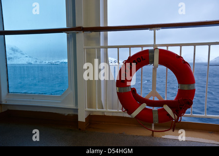 Mv midnatsol lifebelt a bordo di hurtigruten nave passeggeri vela attraverso fiordi durante l'inverno la Norvegia europa Foto Stock