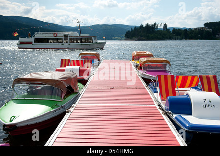 San Biagio, Germania, noleggiare pedalò colorato Schluchsee Foto Stock