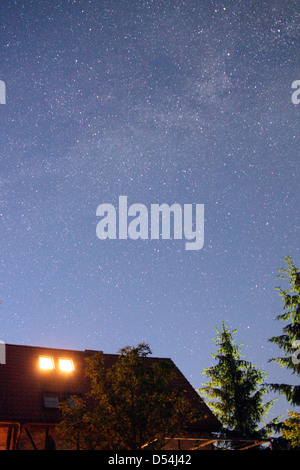 Metzelthin, Germania, il cielo stellato e la Via Lattea in un agriturismo Foto Stock