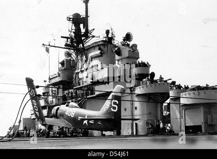 La USS Valley Forge (CV-45) era una portaerei multiruolo che servì nella Marina degli Stati Uniti dal 1945 al 1970. Originariamente commissionato come CV, è stato successivamente convertito in CVS e LPH, dimostrando la sua adattabilità in vari ruoli navali, tra cui la guerra anti-sommergibile e le operazioni di assalto anfibio. Foto Stock