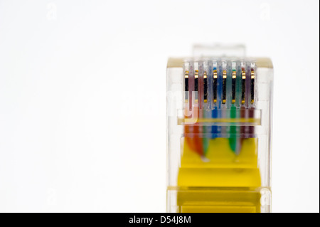 Computer cavo di rete, fino in prossimità di un cavo Ethernet RJ45. Isolato su bianco. Foto Stock