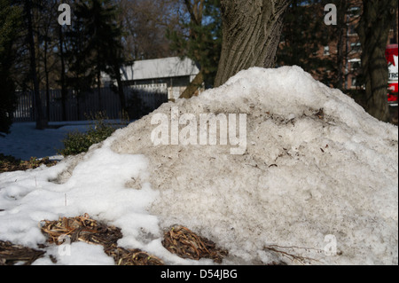 Un mucchio di sporco, neve vecchia si siede da strada. Foto Stock