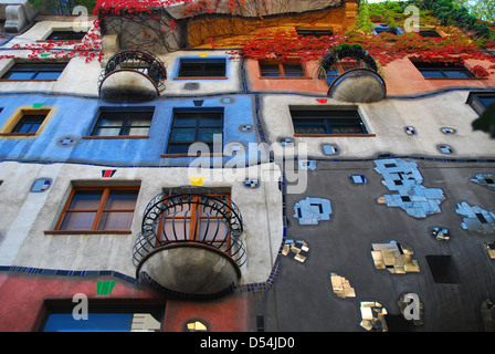 La casa Hundertwasser (Hundertwasserhaus) è un appartamento di vacanza a Vienna Foto Stock