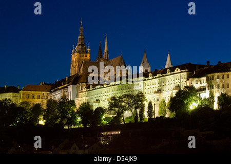 Hradcany e la Cattedrale di San Vito di notte, Praga, Repubblica Ceca Foto Stock