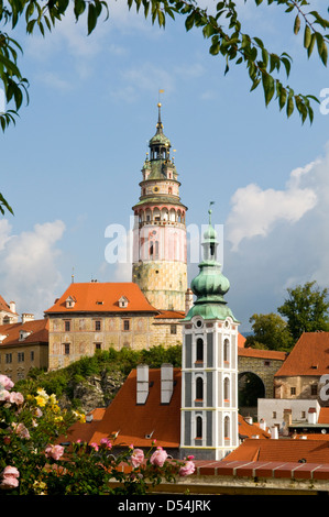 Castello e Chiesa, Cesky Krumlov, Bohemia Repubblica Ceca Foto Stock