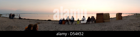 Strukkamphuk, Germania, il turista a godere il tramonto sulla spiaggia Foto Stock