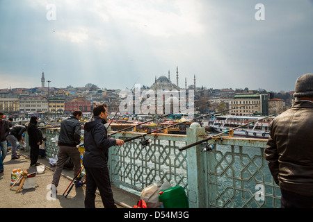 La pesca dal Ponte Galata, Istanbul, Turchia Foto Stock
