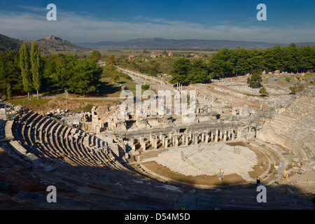 Antica Efeso teatro all aperto e palestra rovine con Arcadian via via alla ormai interramento harbour Turchia Foto Stock