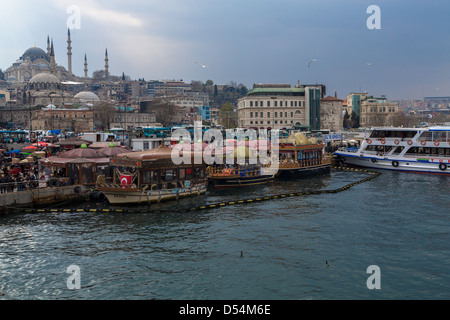 Barche vendita del pesce sandwich al molo Eminou, Istanbul, Turchia Foto Stock