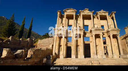 Panorama di rovine della facciata della biblioteca di Celso con la luna nel cielo blu alla antica città di Efeso in Turchia Foto Stock