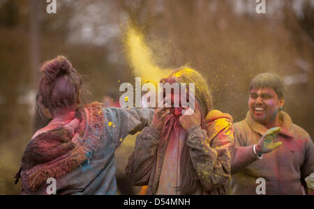 Bhaktivedanta Manor, Watford, Regno Unito. Il 24 marzo 2013. I partecipanti ricoperto di polveri colorate come si celebra Holi (il festival di gettare i colori), un Indù festa della primavera. Credito: Stephen Chung / Alamy Live News Foto Stock