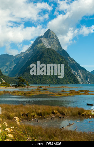 Mitre Peak e Milford Sound, Fiordland, Nuova Zelanda Foto Stock