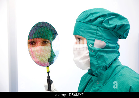 Duisburg, in Germania, un micro-tecnologo lavoro in clean room presso l'Istituto Fraunhofer Foto Stock