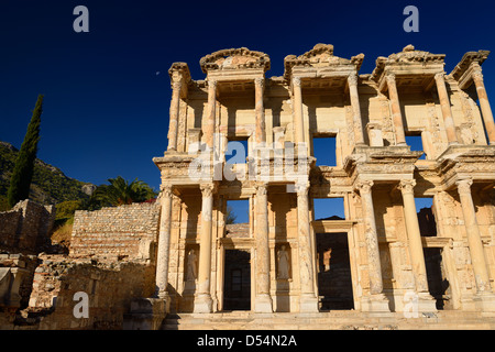 Rovine della facciata della Biblioteca di Celso con la luna nel cielo blu alla antica città di Efeso in Turchia Foto Stock