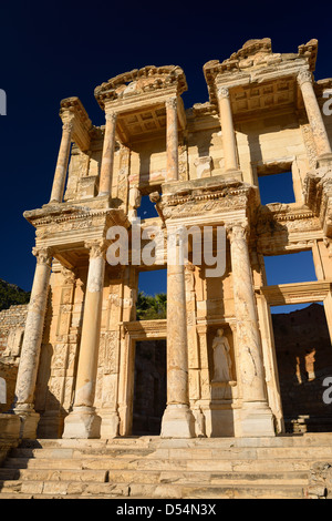 Sole di mattina sulla facciata della libreria romana di Celso con statua di Arete nell antica Efeso Turchia con il cielo blu chiaro Foto Stock