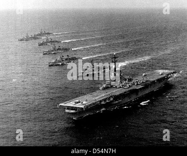 La USS Valley Forge (CV-45), una nave chiave nella storia navale degli Stati Uniti, ha svolto vari ruoli durante il suo servizio, tra cui come portaerei e nave d'assalto anfibio. Foto Stock