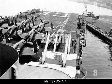 Questa immagine raffigura la USS Valley Forge (CV-45), una portaerei della US Navy, che servì dal 1945 al 1970. La nave è mostrata nelle sue varie configurazioni, tra cui come portaerei e nave d'assalto anfibio. La USS Valley Forge fa parte della collezione SDASM, che conserva la storia militare navale. Foto Stock