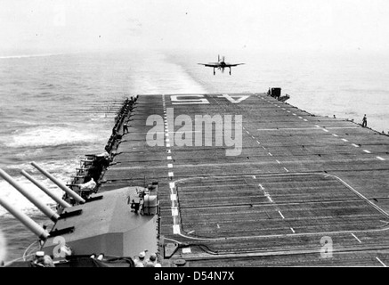 USS Valley Forge (CV-45), una portaerei classe Essex, servì la Marina degli Stati Uniti durante la metà del XX secolo. Partecipò alla seconda guerra mondiale e alla guerra di Corea, successivamente convertita in una nave d'assalto anfibia (LPH-8). Una parte significativa della storia navale degli Stati Uniti, Valley Forge giocò un ruolo chiave in varie operazioni militari. Foto Stock