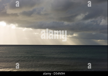 Prora, Germania, raggi di sole che splende attraverso una nube spessa copertura sopra il Mar Baltico Foto Stock
