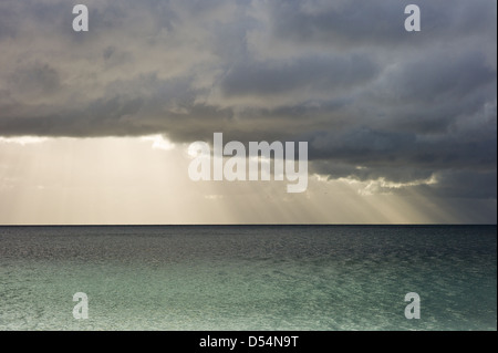 Prora, Germania, raggi di sole che splende attraverso una nube spessa copertura sopra il Mar Baltico Foto Stock