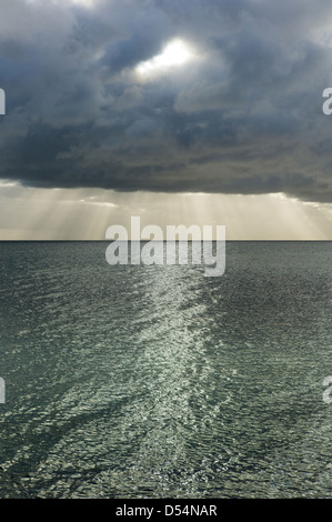 Prora, Germania, raggi di sole che splende attraverso una nube spessa copertura sopra il Mar Baltico Foto Stock