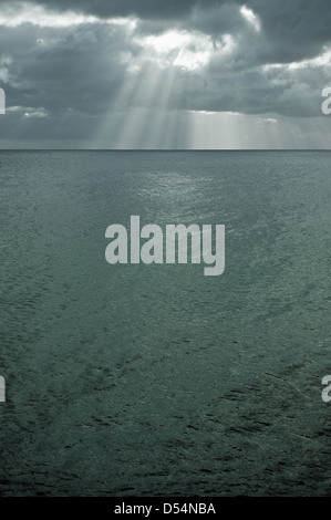 Prora, Germania, raggi di sole che splende attraverso una nube spessa copertura sopra il Mar Baltico Foto Stock