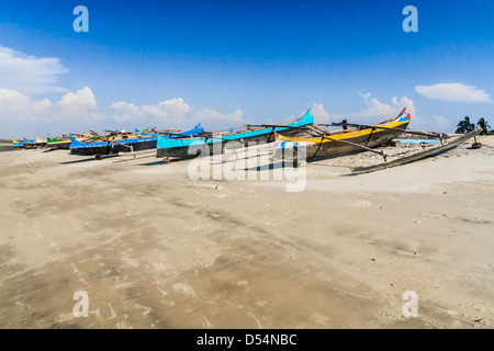 Un malgascio canoe outrigger sulla spiaggia di Morondava, est del Madagascar Foto Stock