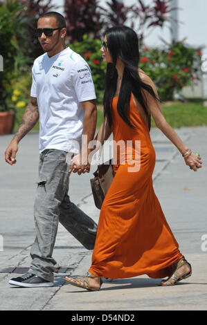 23 Marzo 2013: Lewis Hamilton con la sua fidanzata Nicole Scherzinger arrivano al paddock della Formula 1 Petronas Malaysia Grand Prix tenutosi al Sepang International Circuit di Sepang, in Malesia. Foto Stock