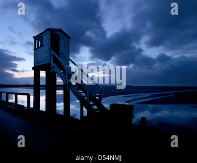 Lindisfarne causeway rifugio casella nella luce della sera, Isola di Lindisfarne, Northumberland, England, Regno Unito Foto Stock