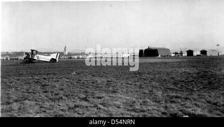 Questa immagine della NAS San Diego mostra la USS Lexington (CV-1), la prima portaerei della US Navy, durante un momento chiave delle operazioni navali. Ha svolto un ruolo essenziale nello sviluppo dell'aviazione navale e della strategia militare all'inizio del XX secolo. Foto Stock