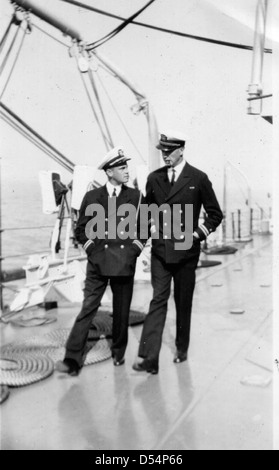Nel 1936, due luogotenenti della Marina degli Stati Uniti prestarono servizio a bordo dell'incrociatore leggero classe Cleveland USS Detroit (CL-10). La nave partecipò a varie operazioni navali durante gli anni '1930, dimostrando le crescenti capacità della Marina degli Stati Uniti nell'era pre-seconda guerra mondiale. Foto Stock