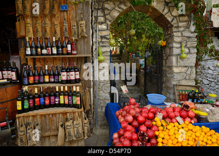 Fresche arance melograno olio d'oliva e i vini di frutta in un negozio nella città rurale di Sirince Turchia Foto Stock