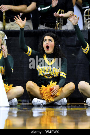 Marzo 24, 2013 - Waco, TX, Stati Uniti - Marzo 24, 2013..Baylor cheerleader reagiscono durante il primo round di NCAA femminile di pallacanestro di torneo regionale al centro di Ferrell a Waco, TX. Baylor sconfitta di prateria A&M 82-40 per avanzare al secondo turno. Foto Stock