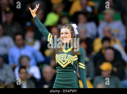 Marzo 24, 2013 - Waco, TX, Stati Uniti - Marzo 24, 2013..Baylor cheerleader durante il primo round di NCAA femminile di pallacanestro di torneo regionale al centro di Ferrell a Waco, TX. Baylor sconfitta di prateria A&M 82-40 per avanzare al secondo turno. Foto Stock