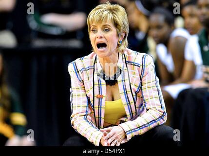 Marzo 24, 2013 - Waco, TX, Stati Uniti - Marzo 24, 2013..Baylor Head Coach Mulkey Kim durante il primo round di NCAA femminile di pallacanestro di torneo regionale al centro di Ferrell a Waco, TX. Baylor sconfitta di prateria A&M 82-40 per avanzare al secondo turno. Foto Stock