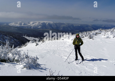 Una signora paese indietro sciatore sul Plateau McGerrigle nello chic Choc montagne, Gaspesie, Quebec, Canada Foto Stock