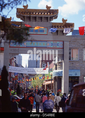 Il paifang entrata a Chinatown, de la Gauchetière Street, Montreal, provincia del Québec, Canada Foto Stock
