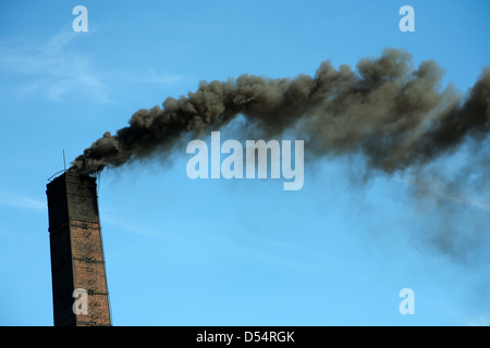 Szczepice, Polonia, un camino di fumo di una fabbrica Foto Stock