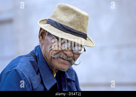 Anziano anziano asiatico con baffi cerati. Thailandia Sud-est asiatico Foto Stock