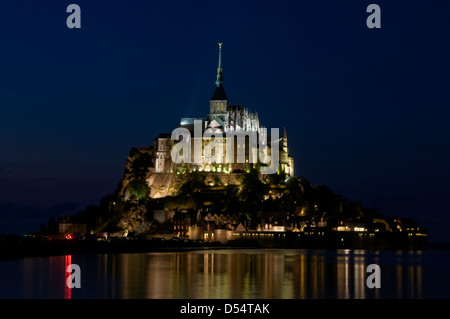 Le Mont St Michel la notte, Normandia, Francia Foto Stock