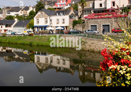 Riflessi nel fiume Oust a Josselin, Brittany, Francia Foto Stock