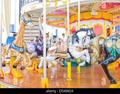 Giostra cavallo su un tradizionale fiera del divertimento Ride. Foto Stock