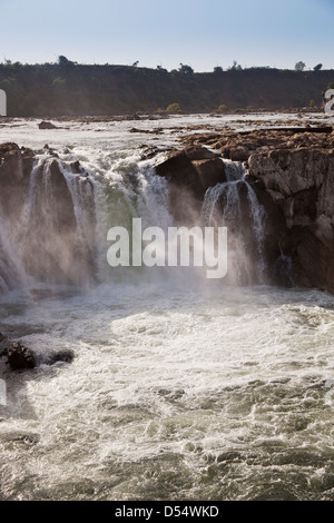 Dhuandhar cade sul Narmada River, Bhedaghat, Jabalpur distretto, Madhya Pradesh, India Foto Stock