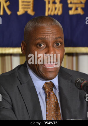 Tokyo, Giappone. Xxv Marzo 2013. Atleta americano Carl Lewis parla nel corso di una conferenza stampa a Tokyo i corrispondenti esteri Club del Giappone il lunedì 25 marzo, 2013. Lewis, ex 100 metri del detentore del record mondiale, insieme con ponticello lungo Mike Powell e triple ponticello Willie banche, è stato in Giappone su una cordiale visita alle zone colpite dal 2011 Grande Terremoto in Giappone per prendere parte a una campagna per incoraggiare i giovani. (Foto di Natsuki Sakai/AFLO/Alamy Live News) Foto Stock