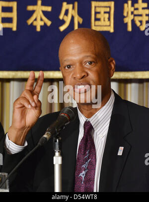 Tokyo, Giappone. Xxv Marzo 2013. Atleta americano Carl Lewis parla nel corso di una conferenza stampa a Tokyo i corrispondenti esteri Club del Giappone il lunedì 25 marzo, 2013. Lewis, ex 100 metri del detentore del record mondiale, insieme con ponticello lungo Mike Powell e triple ponticello Willie banche, è stato in Giappone su una cordiale visita alle zone colpite dal 2011 Grande Terremoto in Giappone per prendere parte a una campagna per incoraggiare i giovani. (Foto di Natsuki Sakai/AFLO/Alamy Live News) Foto Stock