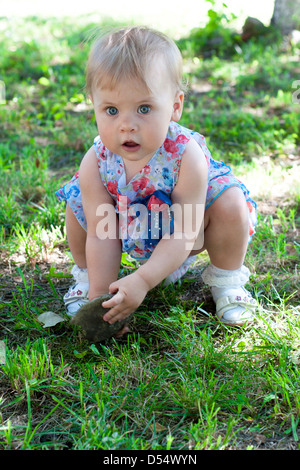La bambina cammina in estate città giardino Foto Stock